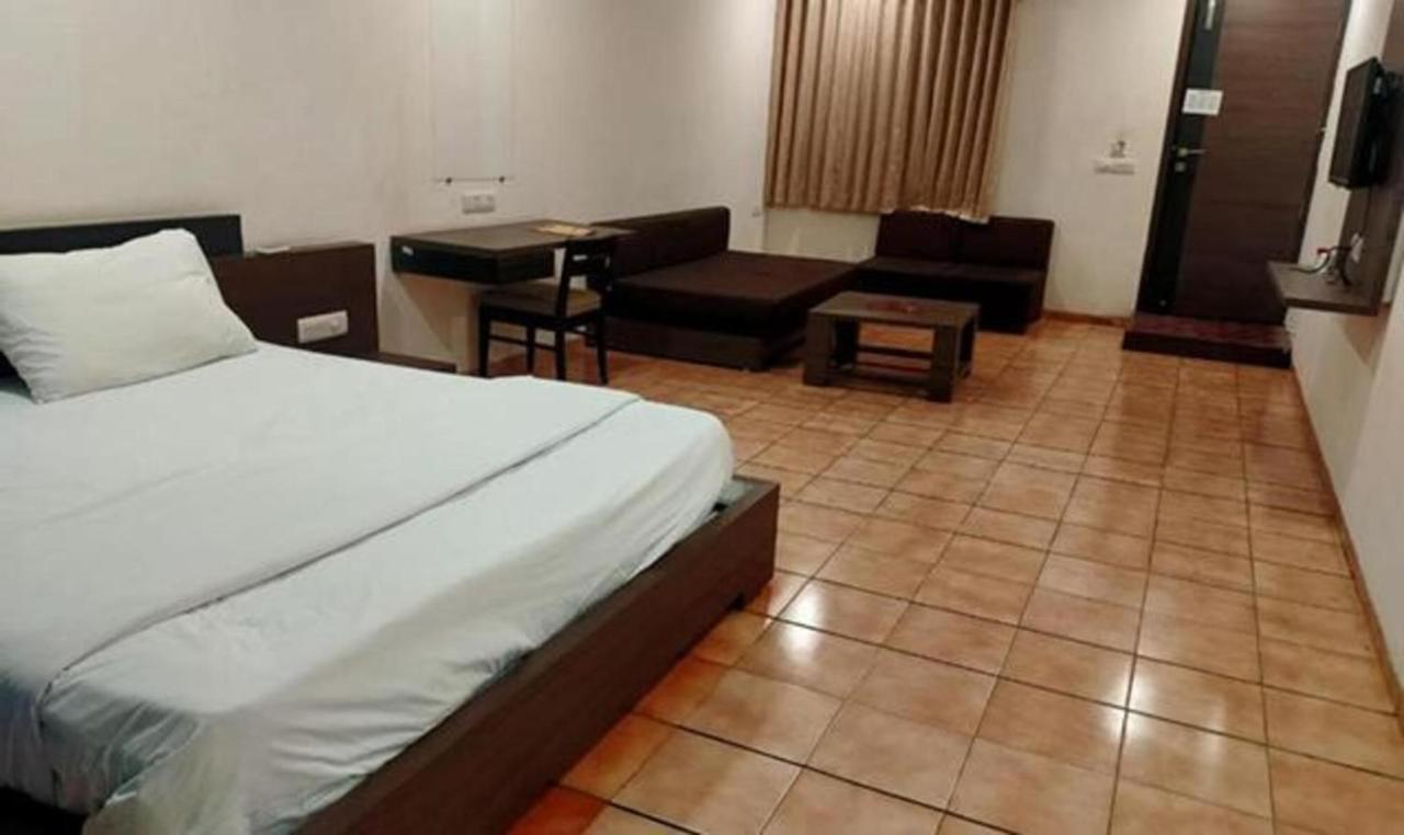 Hotel Sun N Step Club Ahmedabad Buitenkant foto