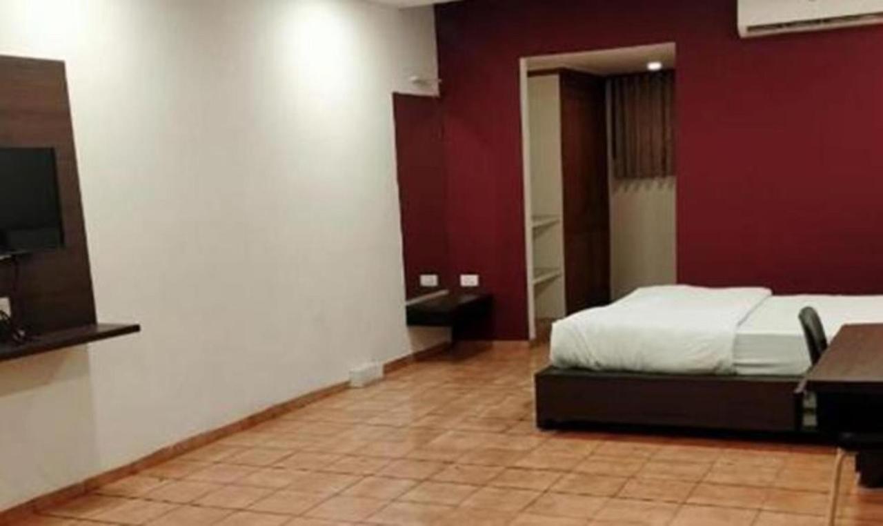 Hotel Sun N Step Club Ahmedabad Buitenkant foto
