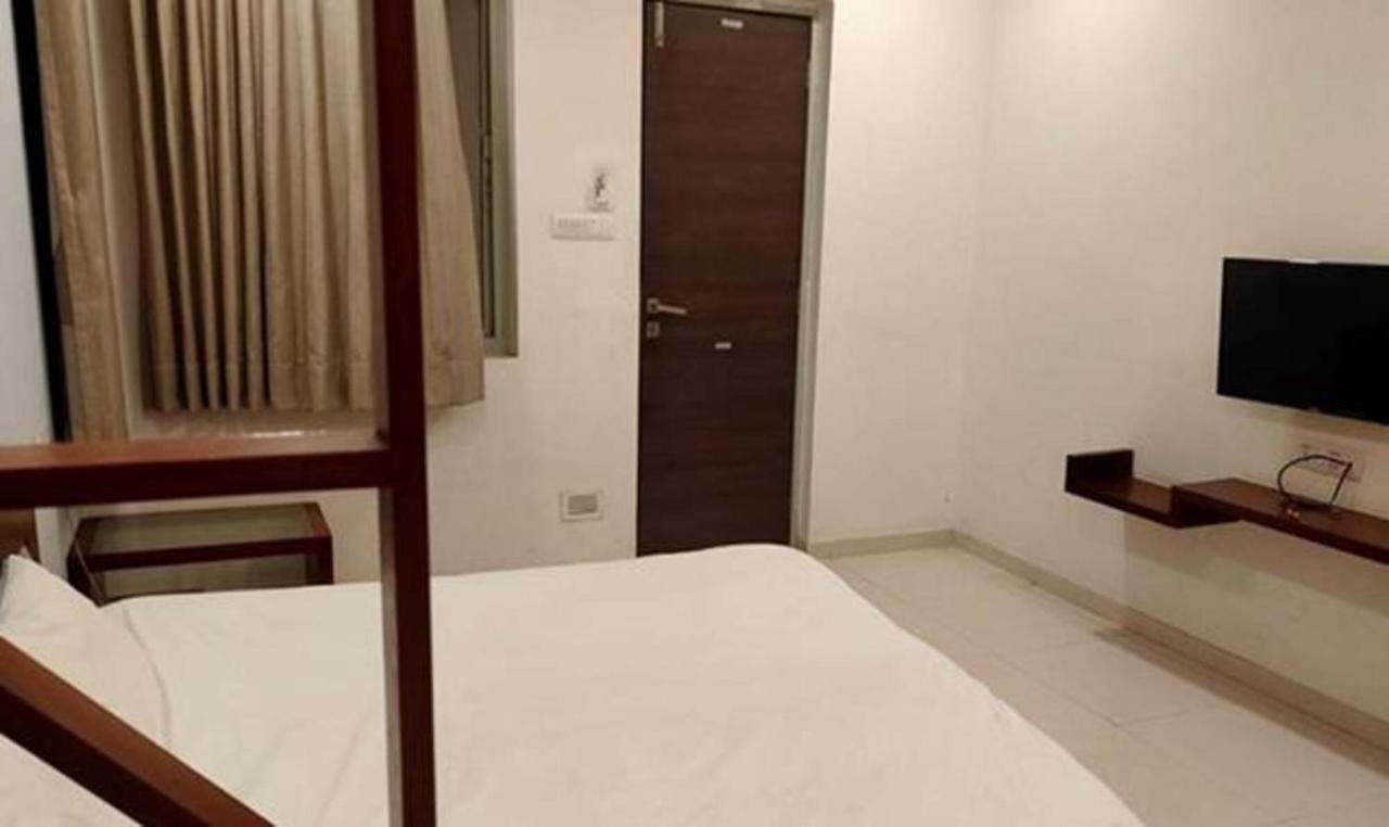Hotel Sun N Step Club Ahmedabad Buitenkant foto