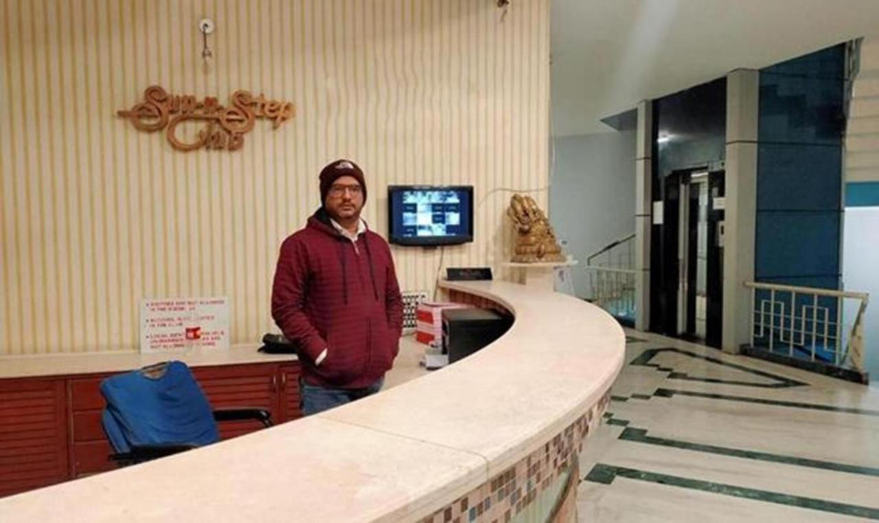 Hotel Sun N Step Club Ahmedabad Buitenkant foto