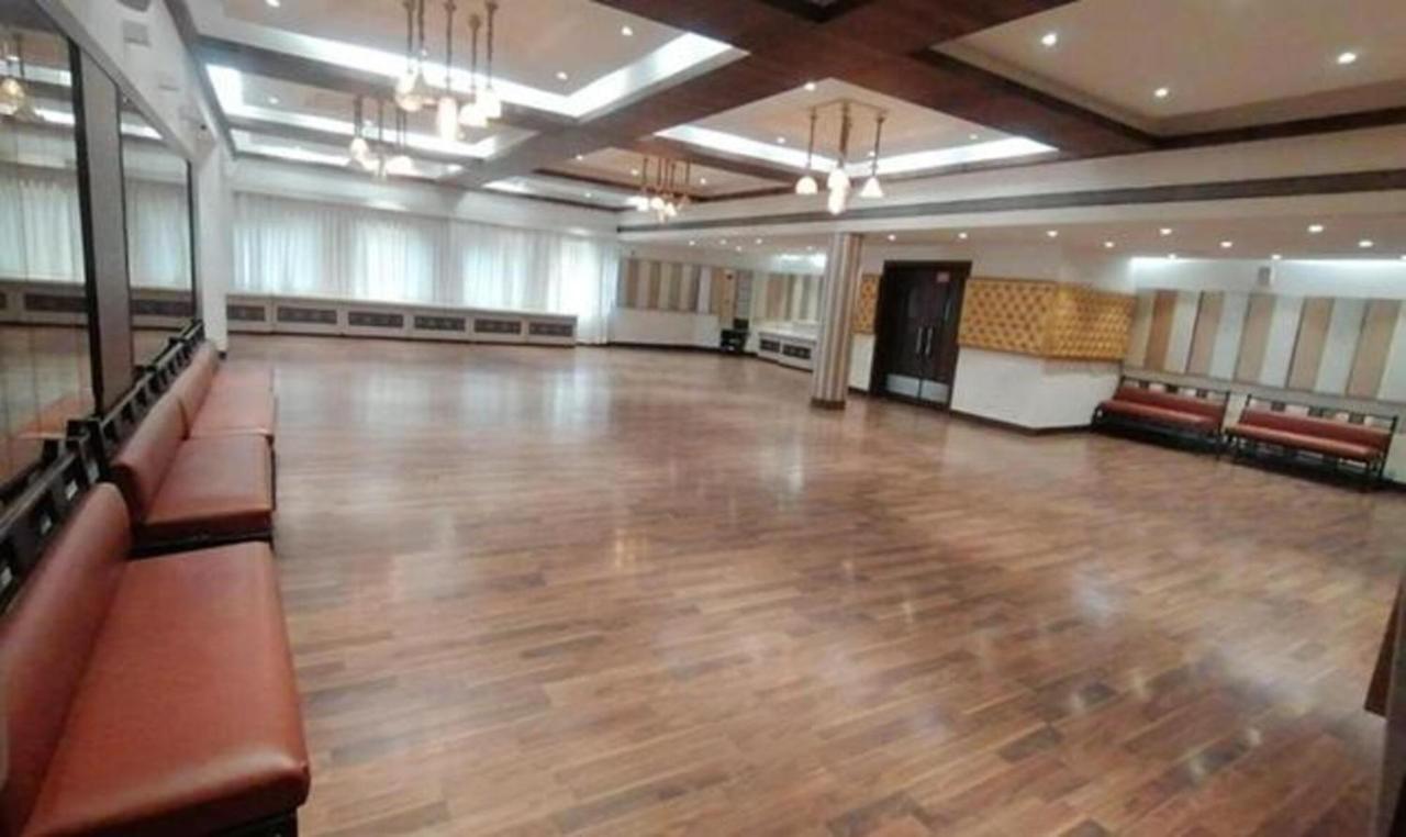 Hotel Sun N Step Club Ahmedabad Buitenkant foto