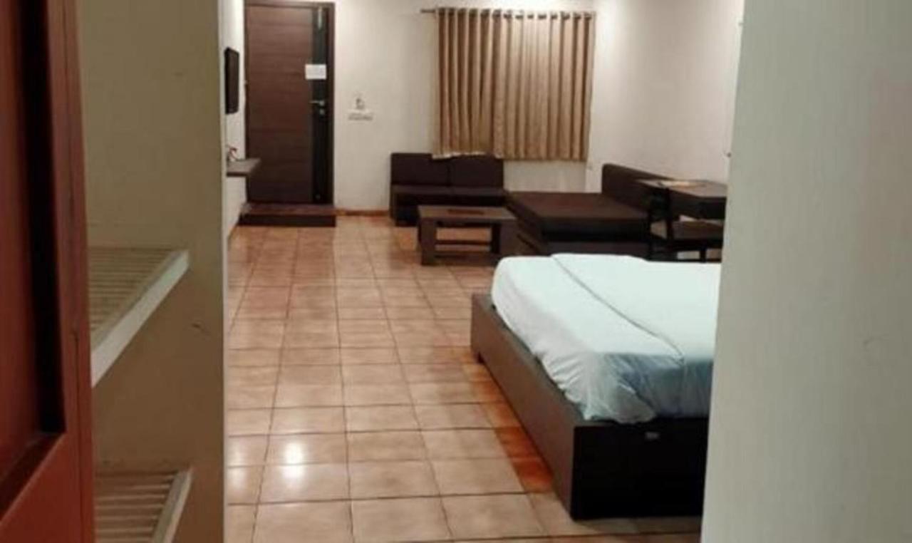 Hotel Sun N Step Club Ahmedabad Buitenkant foto