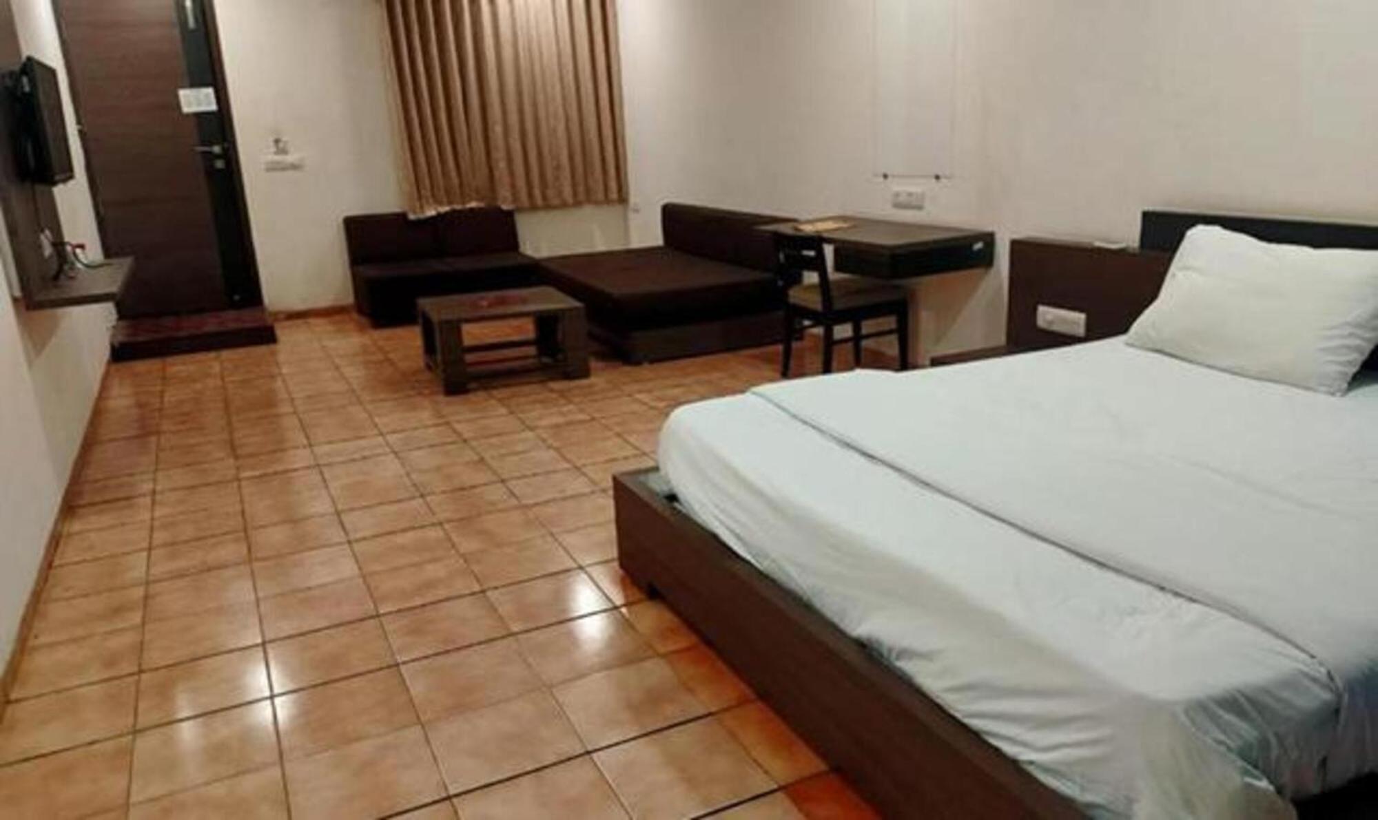 Hotel Sun N Step Club Ahmedabad Buitenkant foto