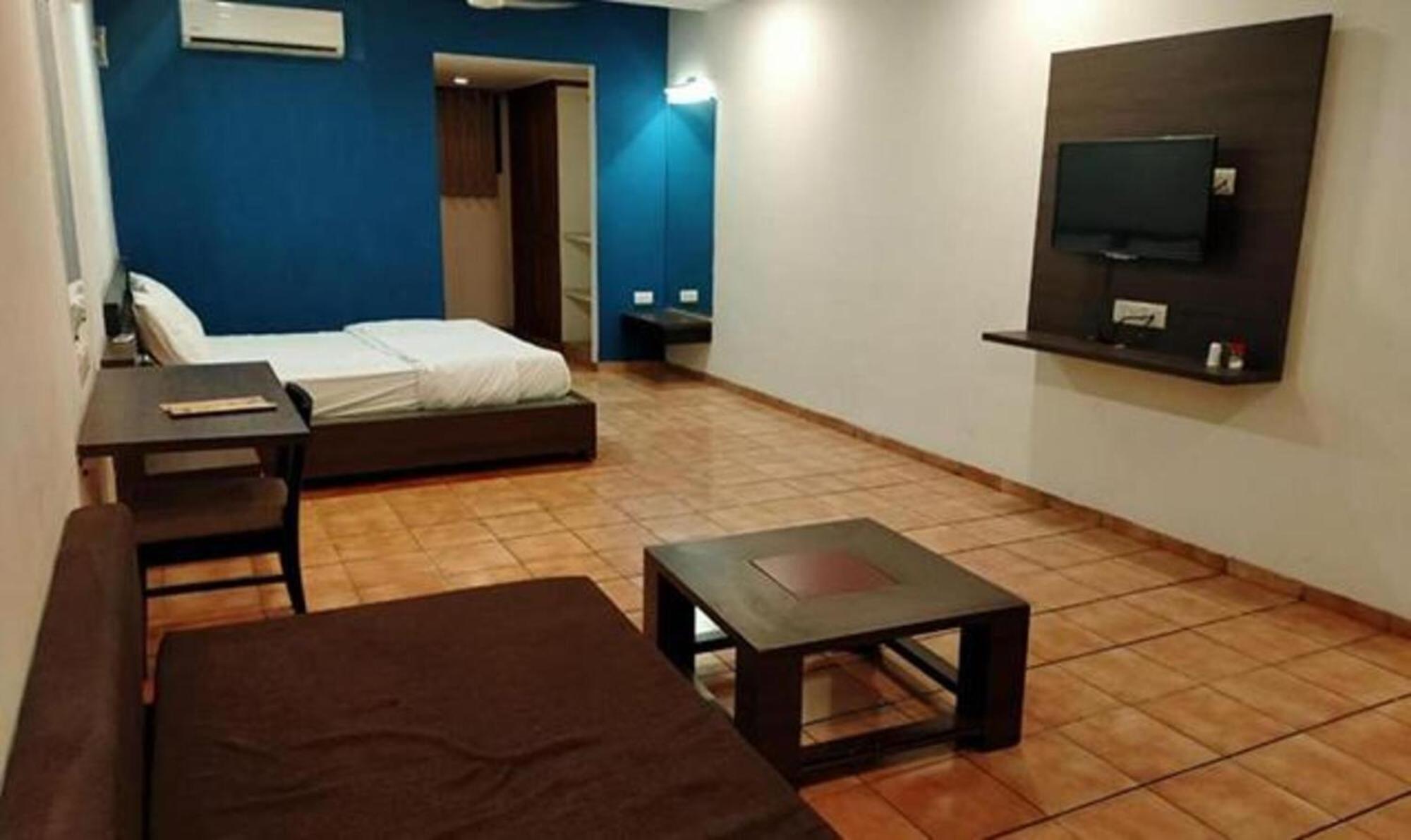 Hotel Sun N Step Club Ahmedabad Buitenkant foto