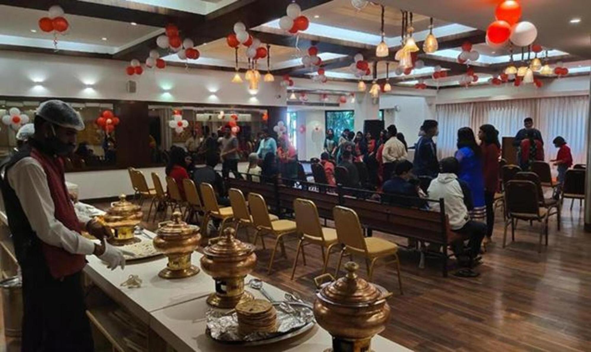 Hotel Sun N Step Club Ahmedabad Buitenkant foto