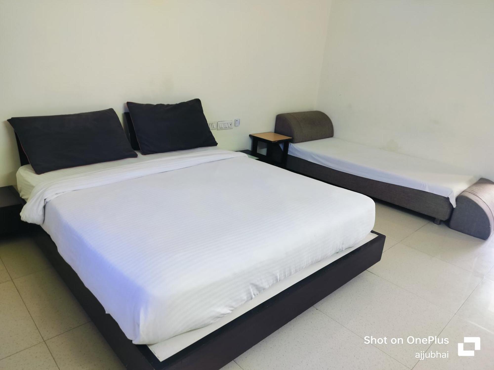 Hotel Sun N Step Club Ahmedabad Buitenkant foto