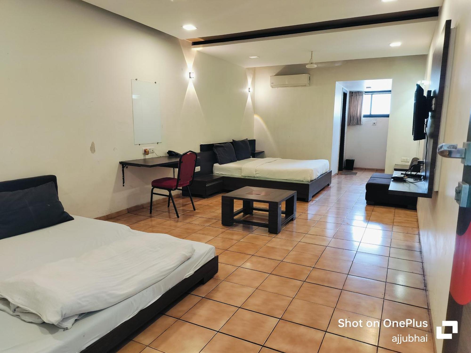 Hotel Sun N Step Club Ahmedabad Buitenkant foto