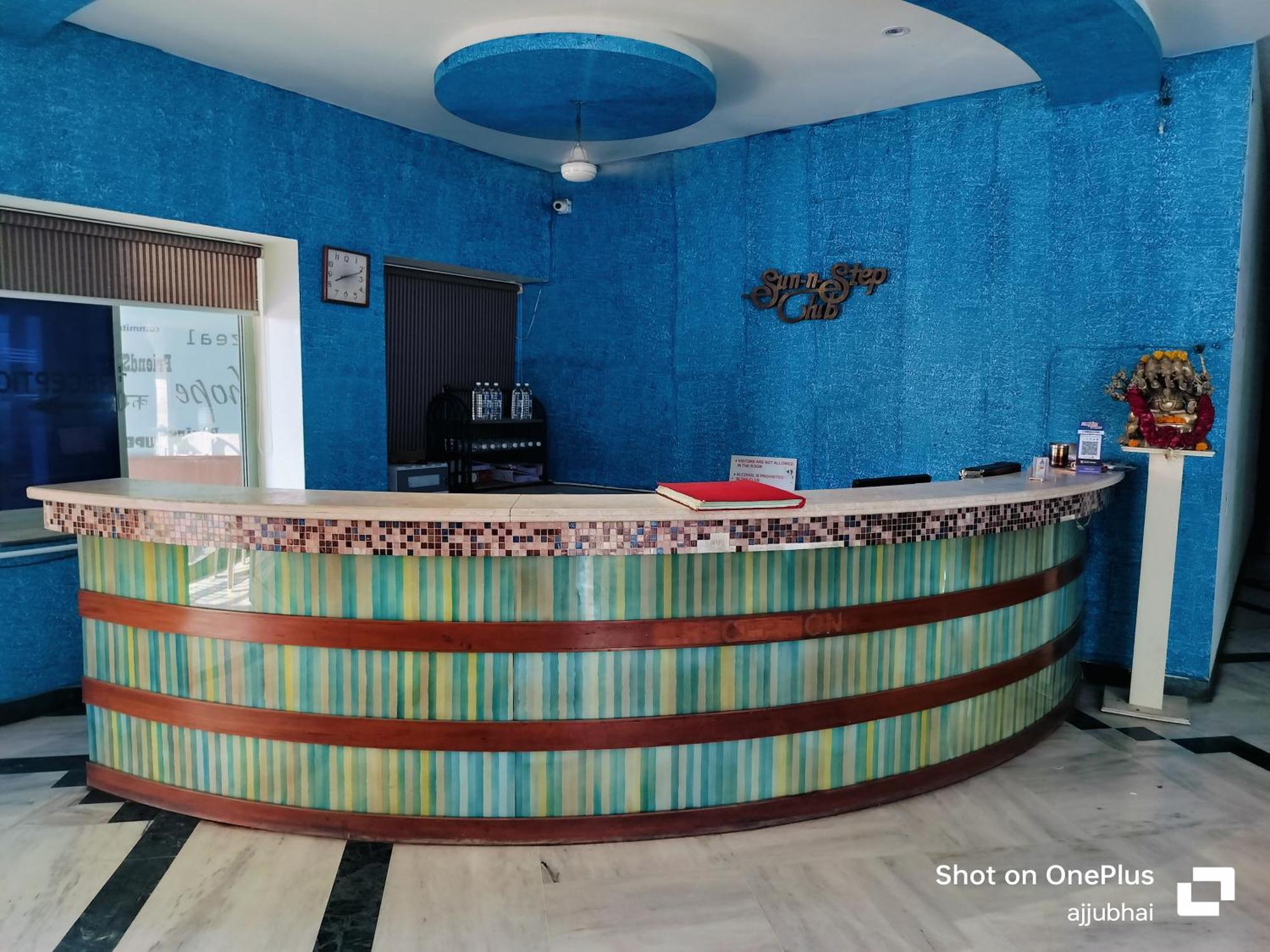 Hotel Sun N Step Club Ahmedabad Buitenkant foto