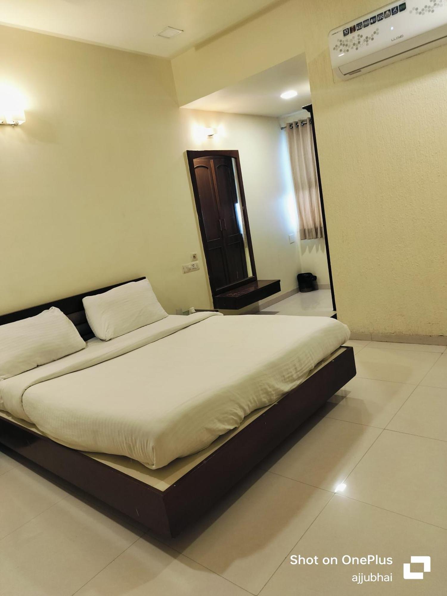 Hotel Sun N Step Club Ahmedabad Buitenkant foto