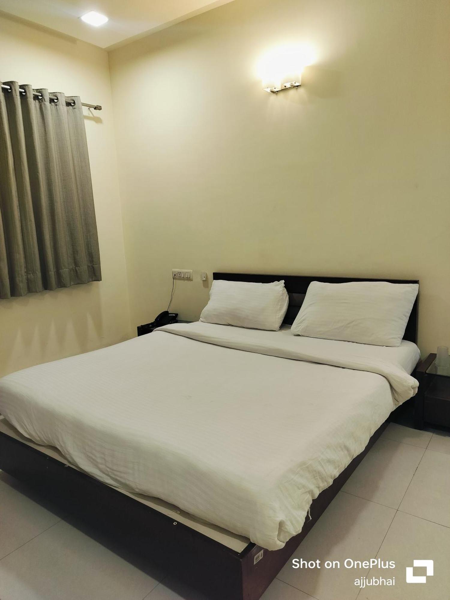 Hotel Sun N Step Club Ahmedabad Buitenkant foto