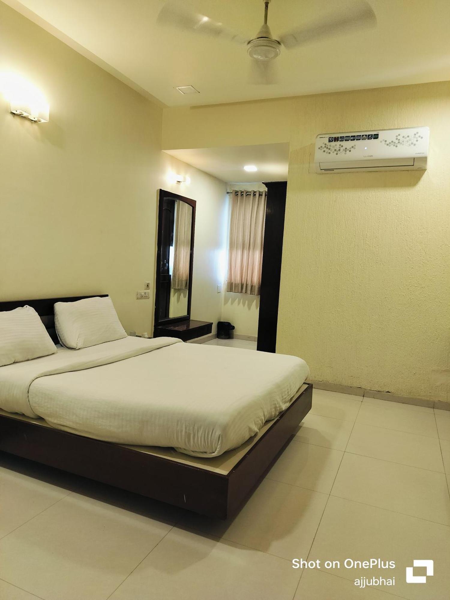 Hotel Sun N Step Club Ahmedabad Buitenkant foto